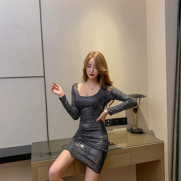 Stiilne naiste kleit ümara kaelusega ja litritega