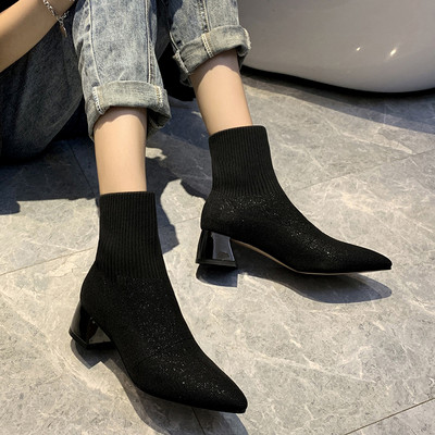 Modern női csizma hegyes modell 5 cm vastag sarokkal