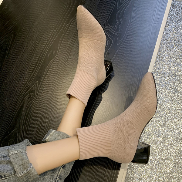 Modern női csizma hegyes modell 5 cm vastag sarokkal