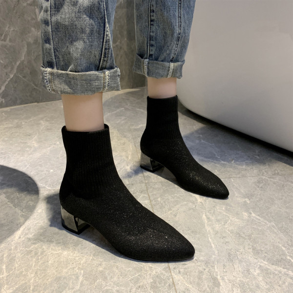 Modern női csizma hegyes modell 5 cm vastag sarokkal