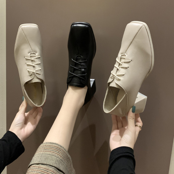 Naiste vabaajajalatsid ökonahast paelte ja 6 cm paksuse kontsaga