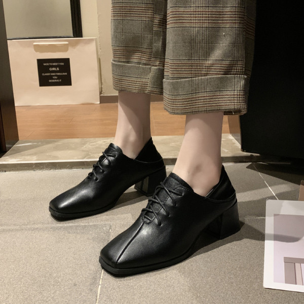 Naiste vabaajajalatsid ökonahast paelte ja 6 cm paksuse kontsaga