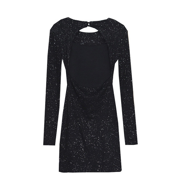 Stílusos női ruha csupasz háttal, csillogó hatással