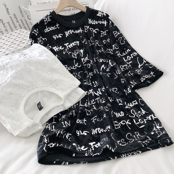 Széles modell női bársony póló rövid ujjal és feliratokkal