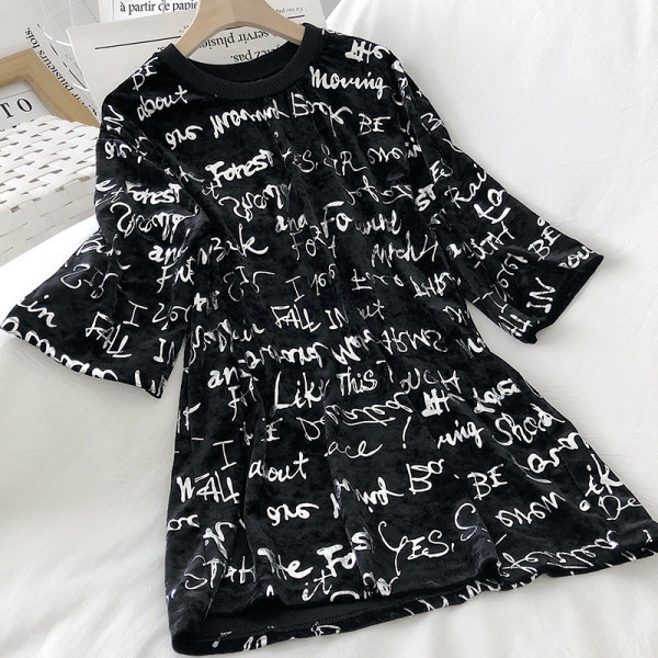 Széles modell női bársony póló rövid ujjal és feliratokkal