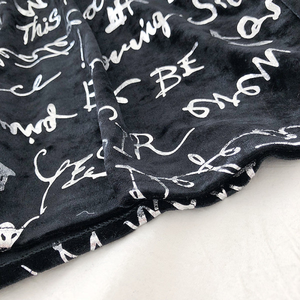 Széles modell női bársony póló rövid ujjal és feliratokkal