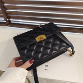 Eko bőrből készült modern női táska fém lánccal