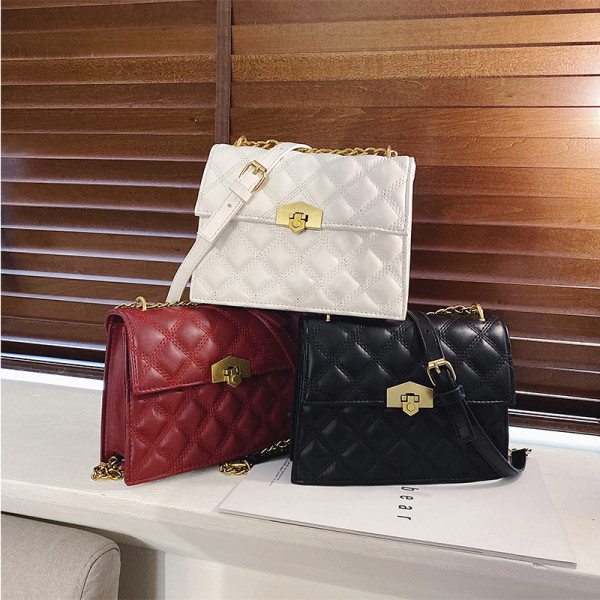 Eko bőrből készült modern női táska fém lánccal