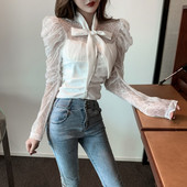 Moodne naiste pluus pitsvarrukatega ja kaelusega paelaga