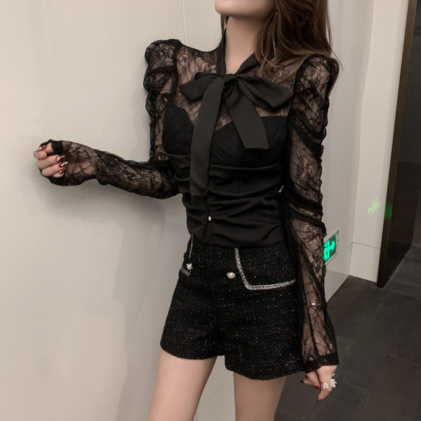 Moodne naiste pluus pitsvarrukatega ja kaelusega paelaga