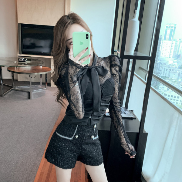 Moodne naiste pluus pitsvarrukatega ja kaelusega paelaga