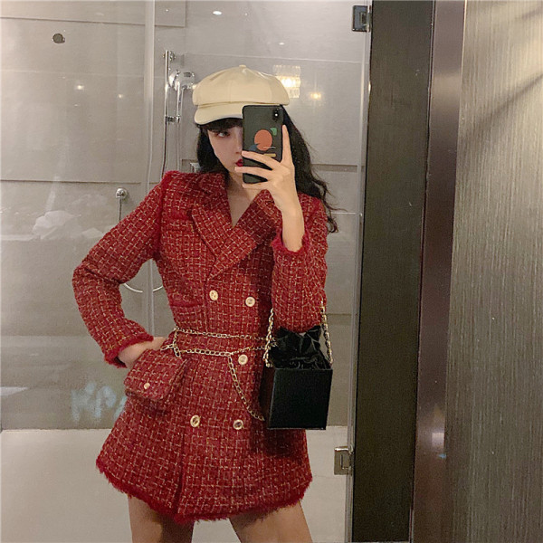 Stílusos női kabát klasszikus gallérral és gombokkal + kistáska fémlánccal