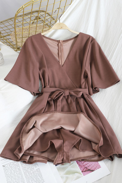 Modern női overall - ruha V-nyakú és derékövvel