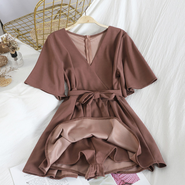 Modern női overall - ruha V-nyakú és derékövvel