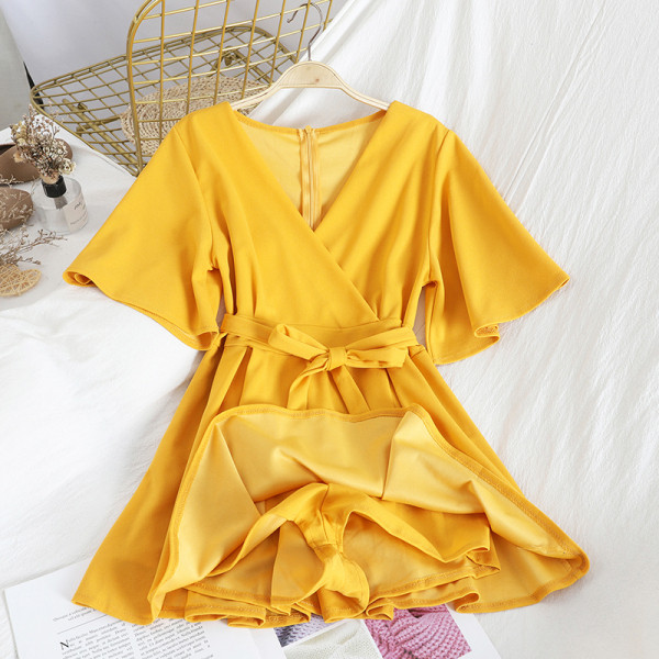 Modern női overall - ruha V-nyakú és derékövvel