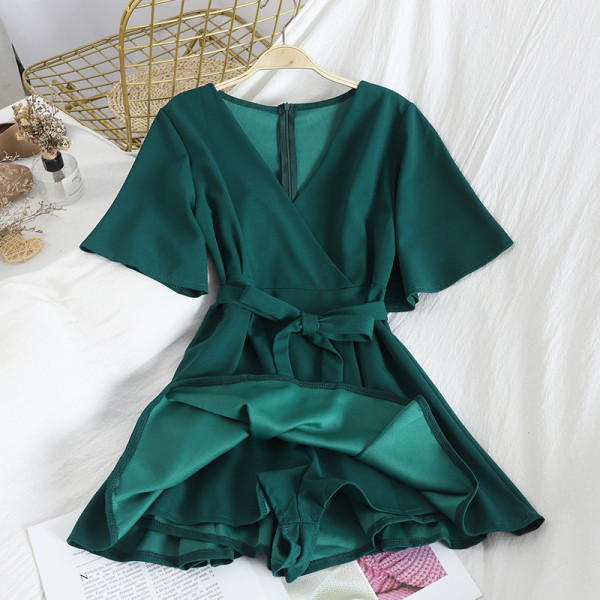 Modern női overall - ruha V-nyakú és derékövvel