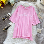 Laia mudeliga naiste T-särk lühikeste varrukatega, ovaalse kaelusega ja pealdisega