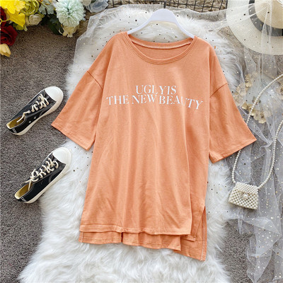 Laia mudeliga naiste T-särk lühikeste varrukatega, ovaalse kaelusega ja pealdisega