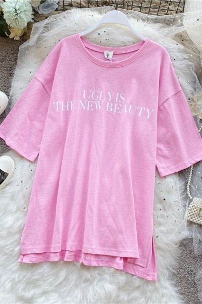 Laia mudeliga naiste T-särk lühikeste varrukatega, ovaalse kaelusega ja pealdisega