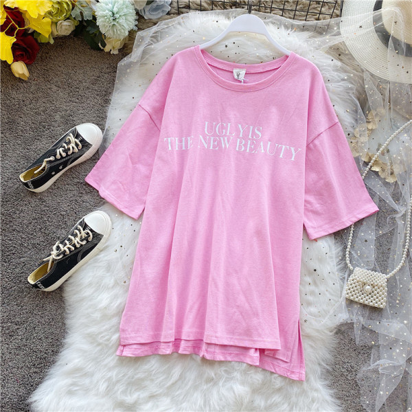 Laia mudeliga naiste T-särk lühikeste varrukatega, ovaalse kaelusega ja pealdisega