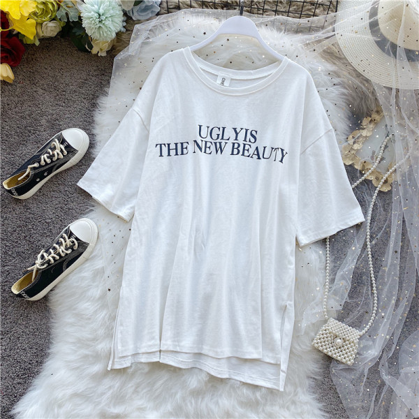 Laia mudeliga naiste T-särk lühikeste varrukatega, ovaalse kaelusega ja pealdisega