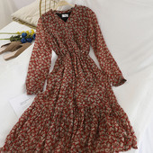 Tavaszi női ruha modell közepes hosszúságú virágmintával