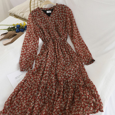 Tavaszi női ruha modell közepes hosszúságú virágmintával