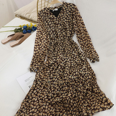 Tavaszi női ruha modell közepes hosszúságú virágmintával