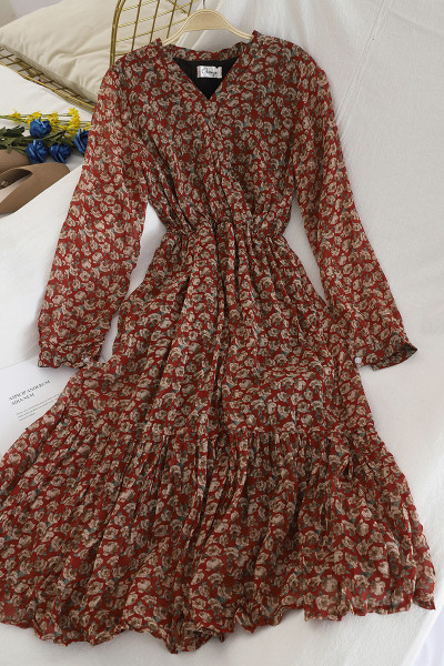 Tavaszi női ruha modell közepes hosszúságú virágmintával