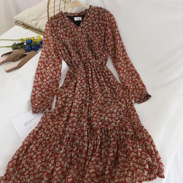 Tavaszi női ruha modell közepes hosszúságú virágmintával