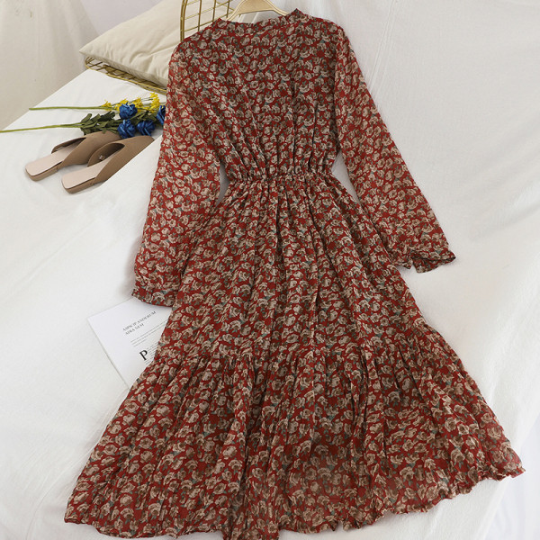 Tavaszi női ruha modell közepes hosszúságú virágmintával