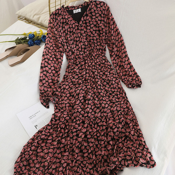 Tavaszi női ruha modell közepes hosszúságú virágmintával