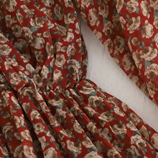 Tavaszi női ruha modell közepes hosszúságú virágmintával