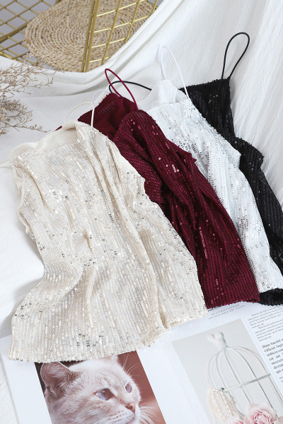 Peenikeste rihmade ja litritega läikiv naiste topp