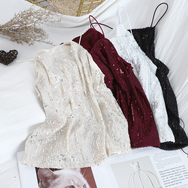 Peenikeste rihmade ja litritega läikiv naiste topp