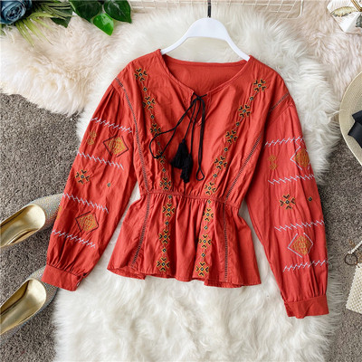 Moodne värviliste tikandite ja tuttidega naiste särk