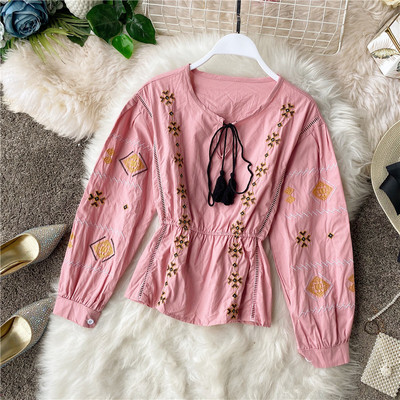 Moodne värviliste tikandite ja tuttidega naiste särk