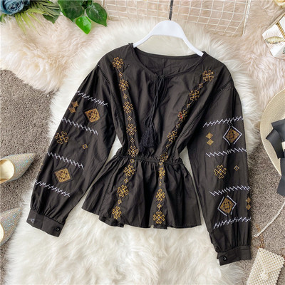 Moodne värviliste tikandite ja tuttidega naiste särk