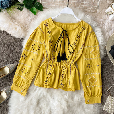 Moodne värviliste tikandite ja tuttidega naiste särk