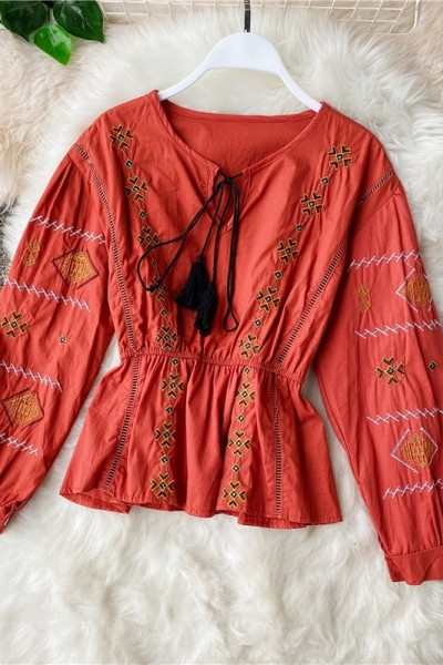 Moodne värviliste tikandite ja tuttidega naiste särk