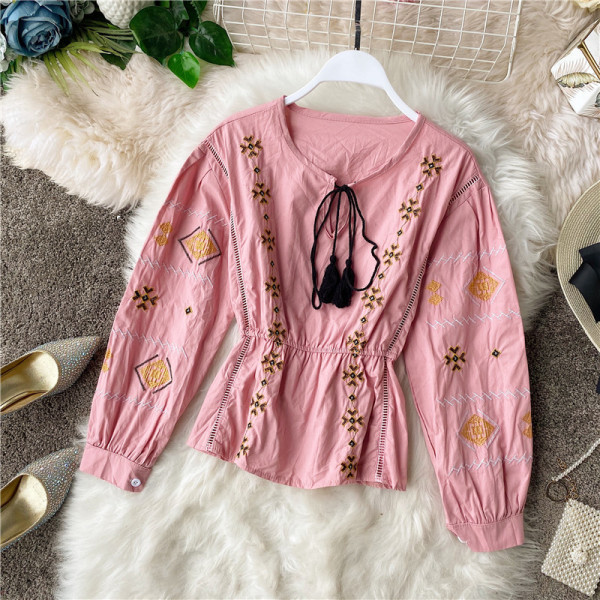 Moodne värviliste tikandite ja tuttidega naiste särk