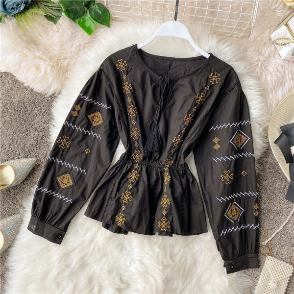 Moodne värviliste tikandite ja tuttidega naiste särk