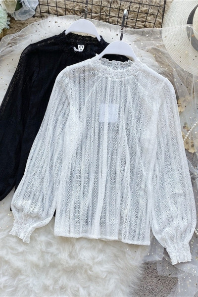 Läbipaistev naiste pluus ovaalse kaelusega ja pikkade varrukatega