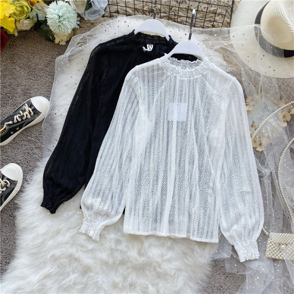 Läbipaistev naiste pluus ovaalse kaelusega ja pikkade varrukatega