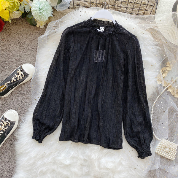 Läbipaistev naiste pluus ovaalse kaelusega ja pikkade varrukatega