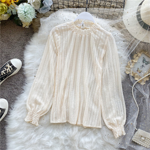 Läbipaistev naiste pluus ovaalse kaelusega ja pikkade varrukatega