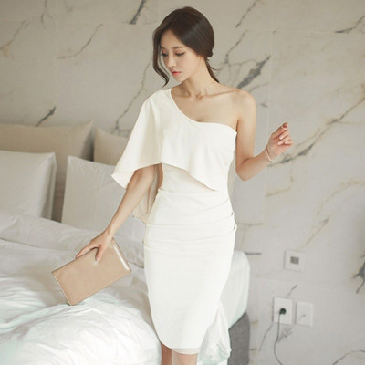 Stiilne lõhiku ja ühe õlaga naiste kleit