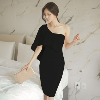 Stiilne lõhiku ja ühe õlaga naiste kleit