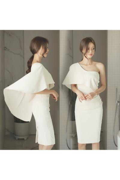 Stiilne lõhiku ja ühe õlaga naiste kleit