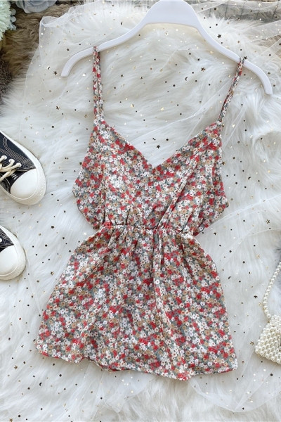 Aktuális női tanktop kivágott modell vékony pántokkal és virágmintával